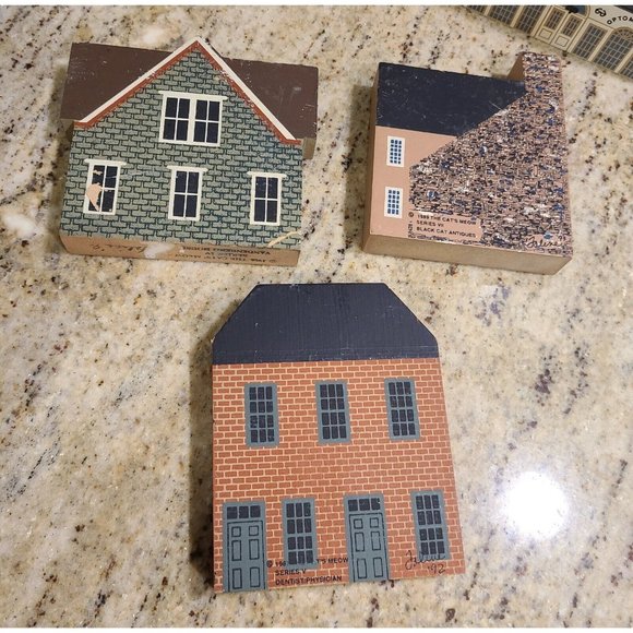 VINTAGE THE CAT'S MEOW LOT OF 9 WOODEN VILLAGE BUILDINGS FALINE SIGNED - Picture 3 of 12